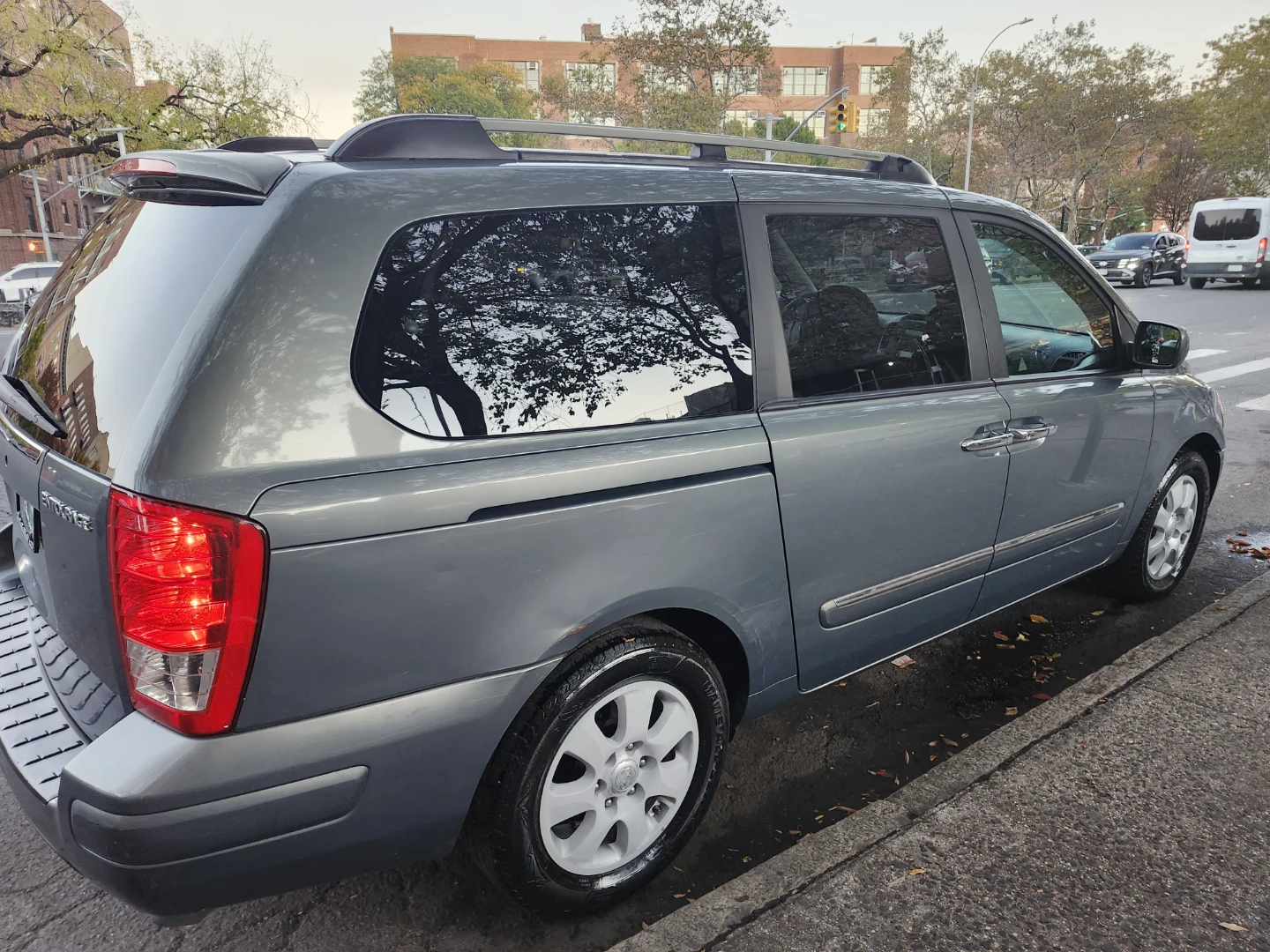 2007 Hyundai Entourage Minivan - photo 5
