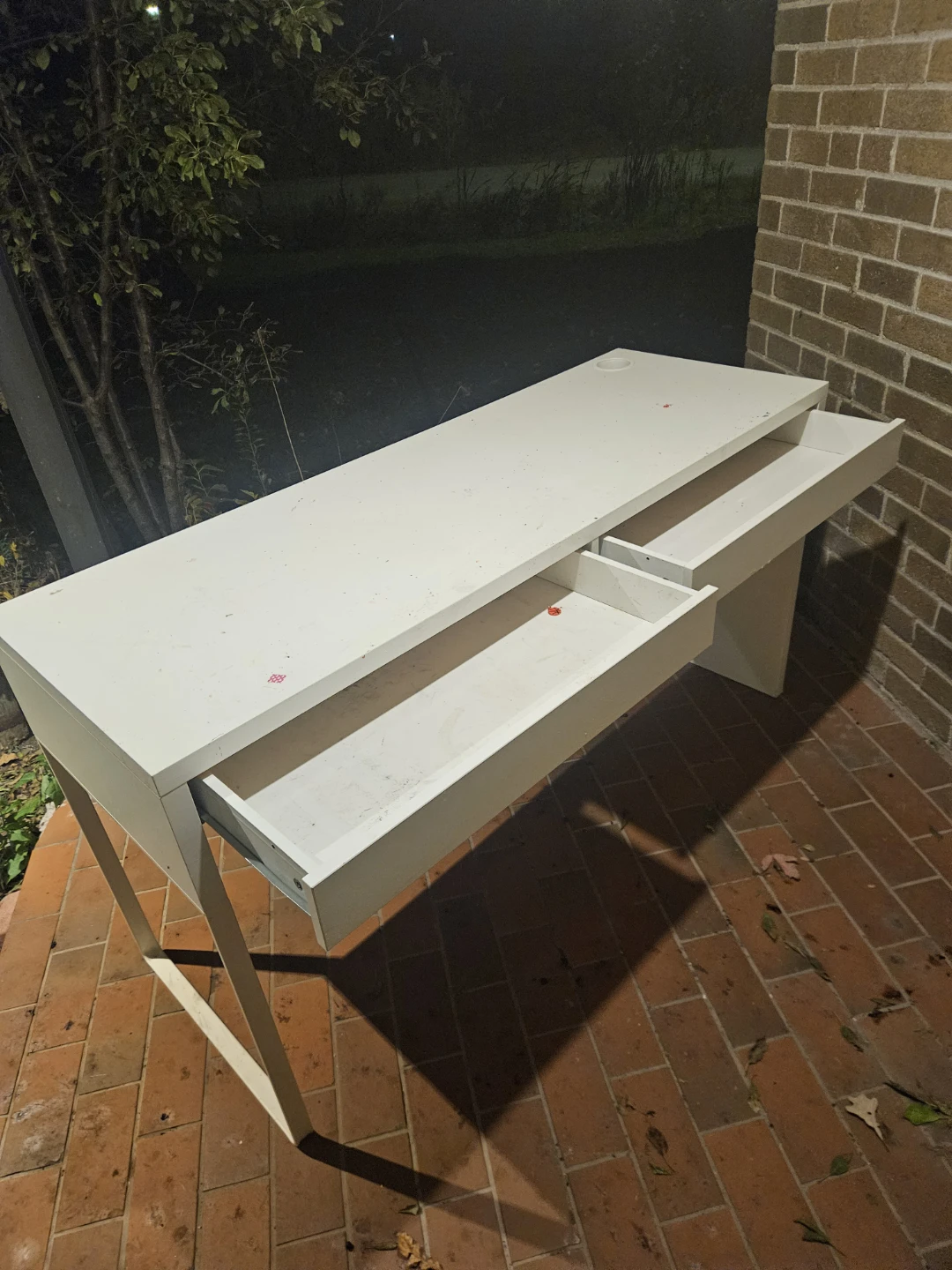 White modern desk with two drawers