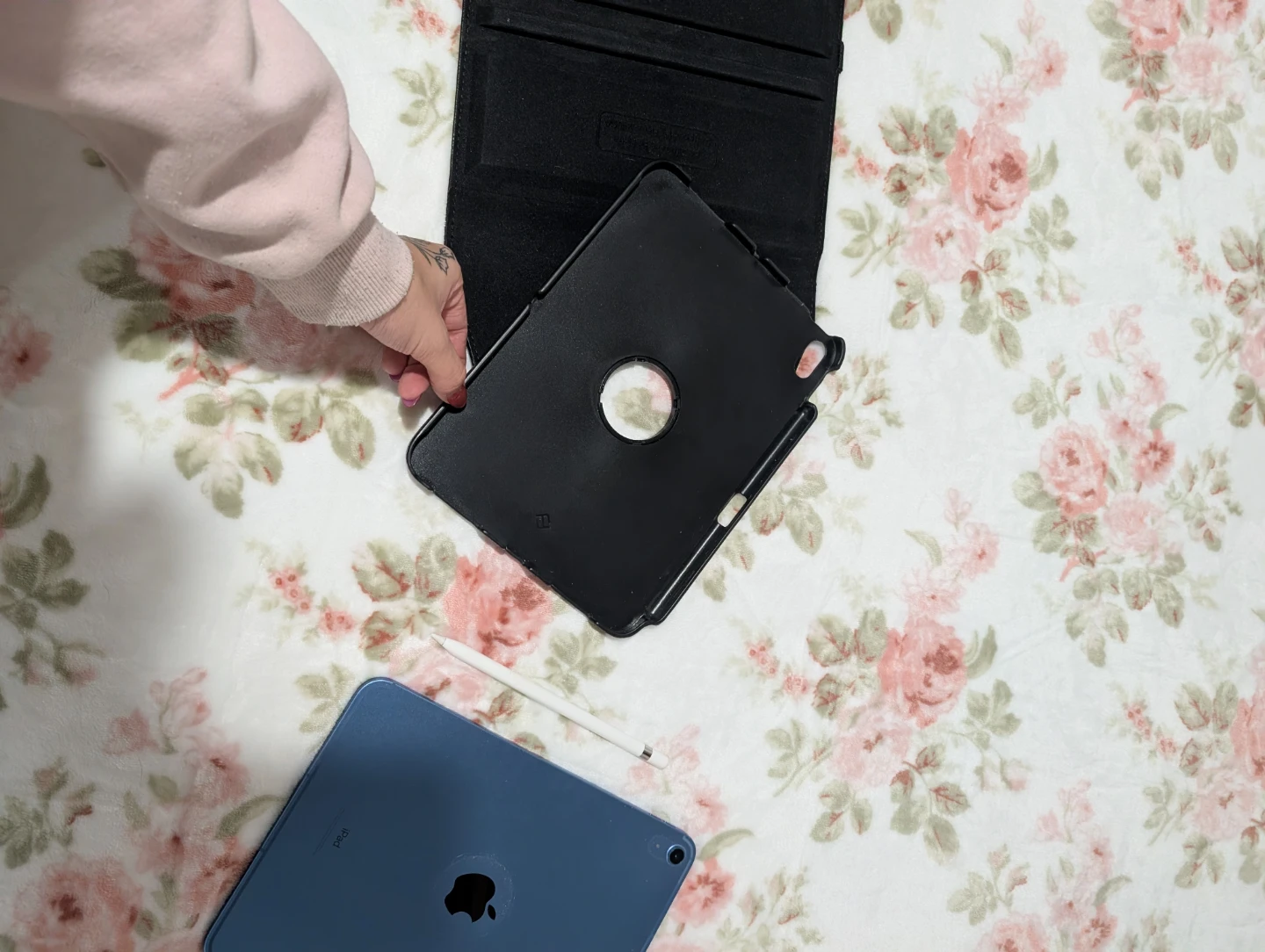 Blue Apple iPad with Protective Case - photo 4