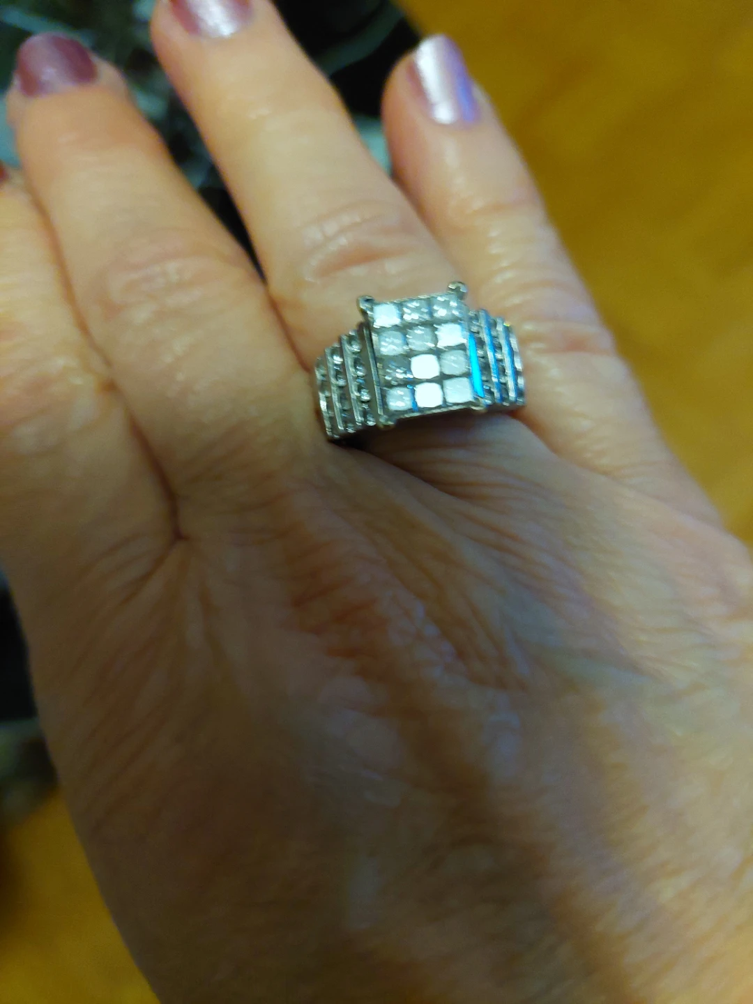 3.20 carrots Ladies diamond ring in new condition