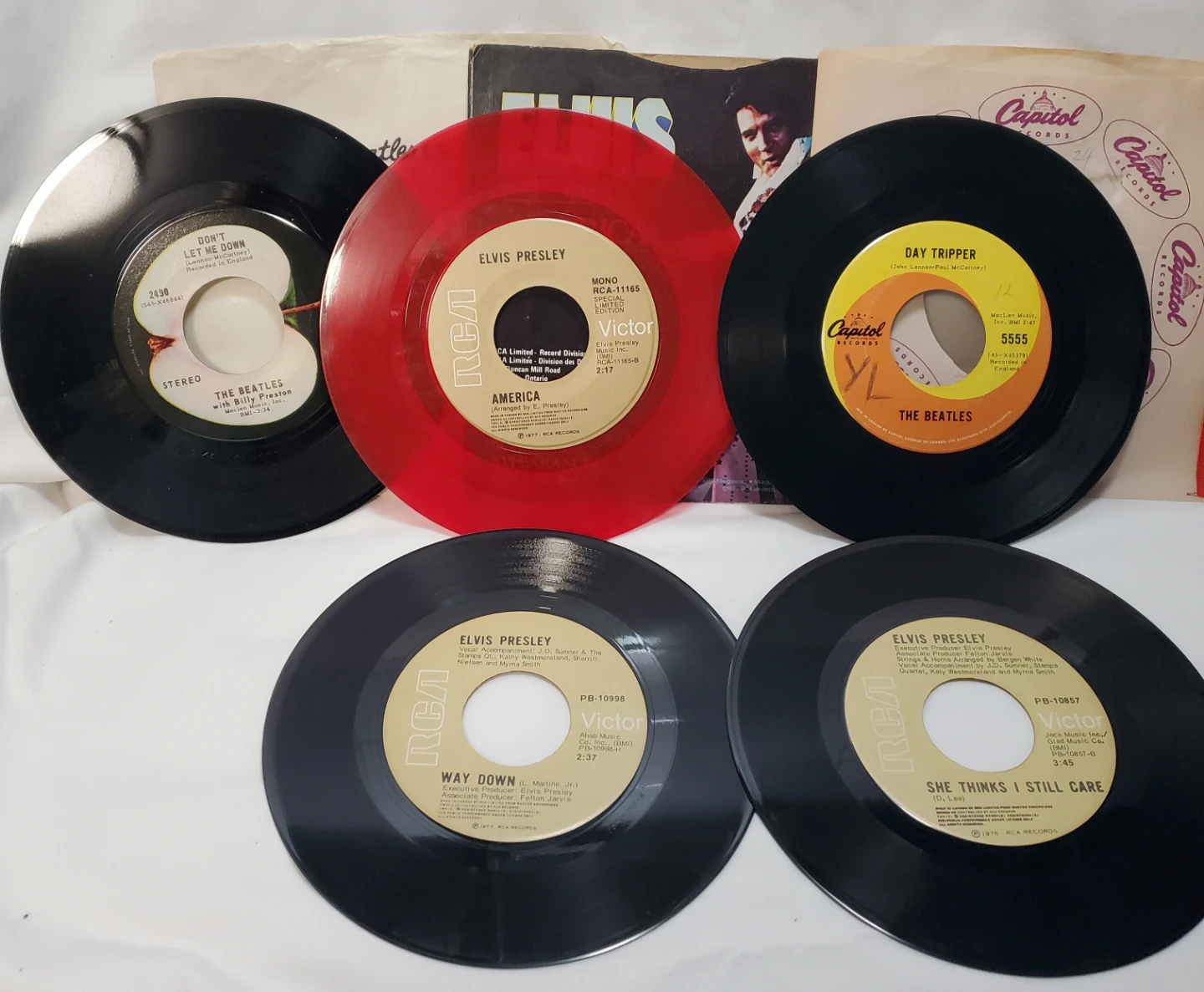3 Elvis & 2 Beatles Vintage 45's - photo 2