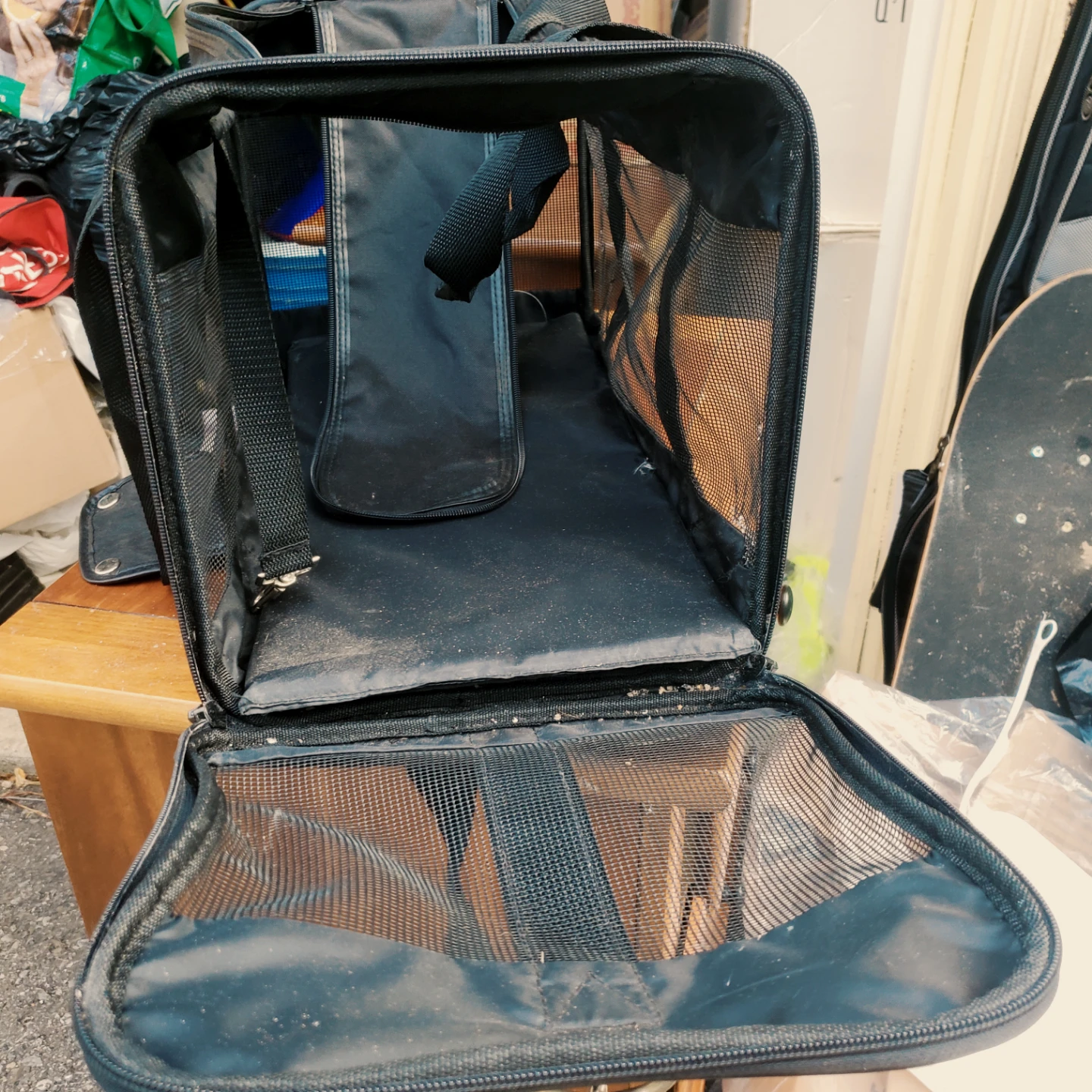 AmazonBasics Black Pet Carrier - photo 4