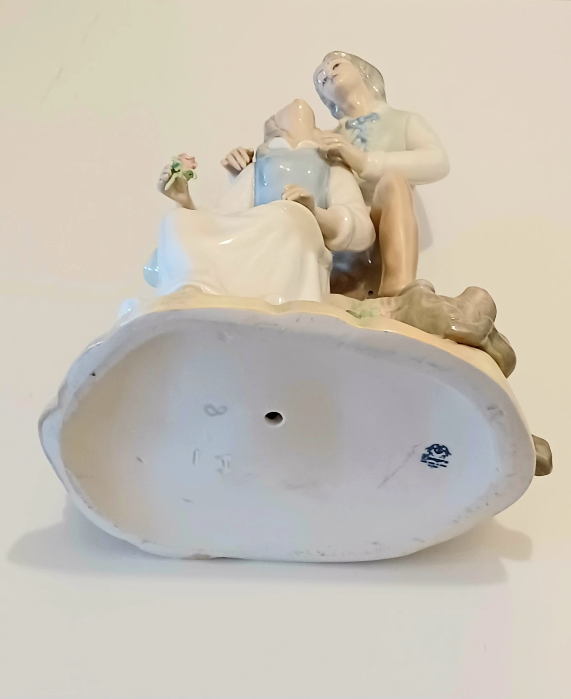 Vtg 11" Hand Painted Tengra Fine Porcelain Figurine - photo 5