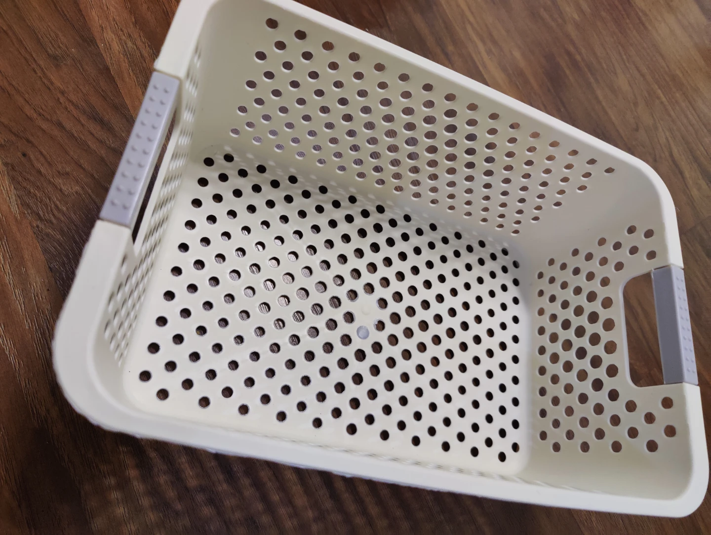 White plastic storage baskets - photo 3