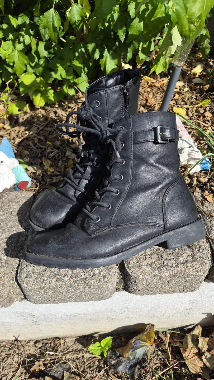 Youth size 3 black boots. Pick up in Kitchener, $6