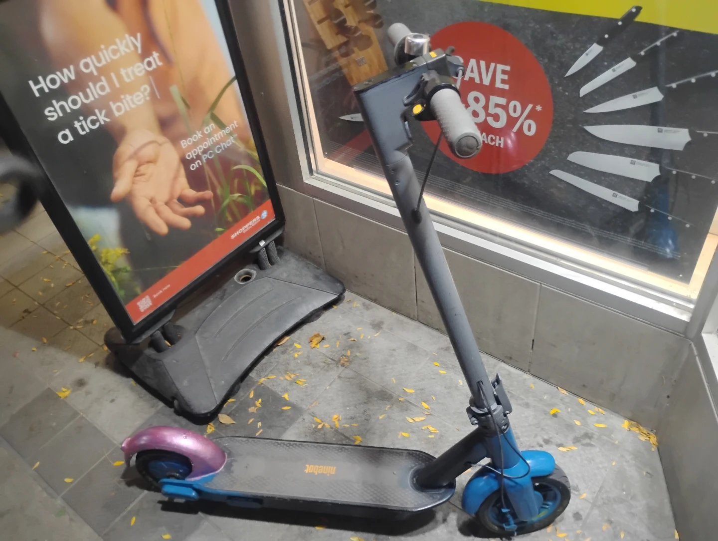 Ninebot Segway Electric Scooter it has a charger