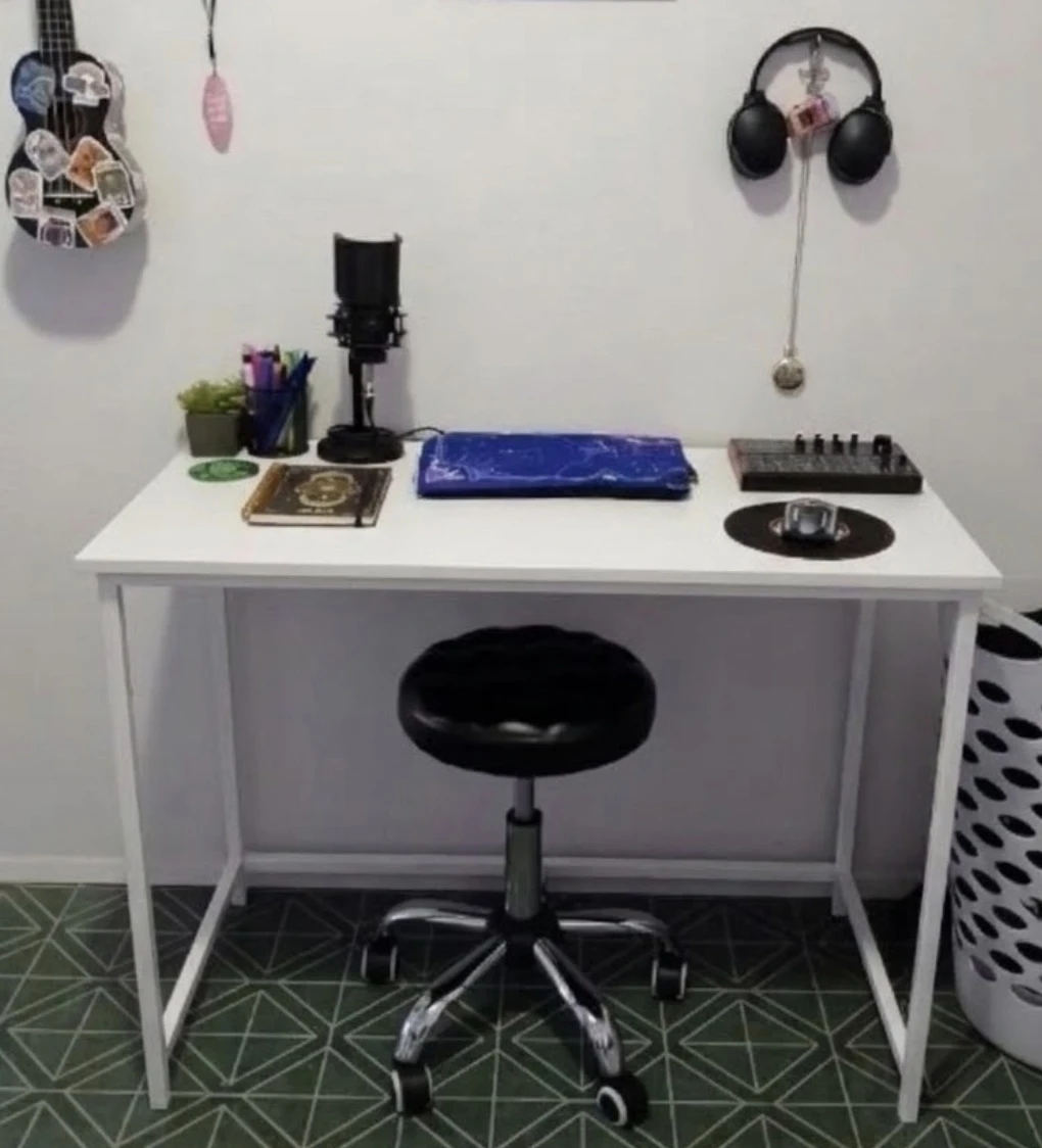 Minimalist White Computer Desk - photo 2