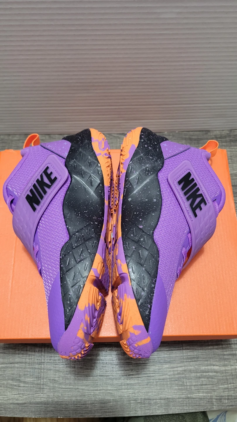 Nike Basketball Shoes Size 1Y - photo 2