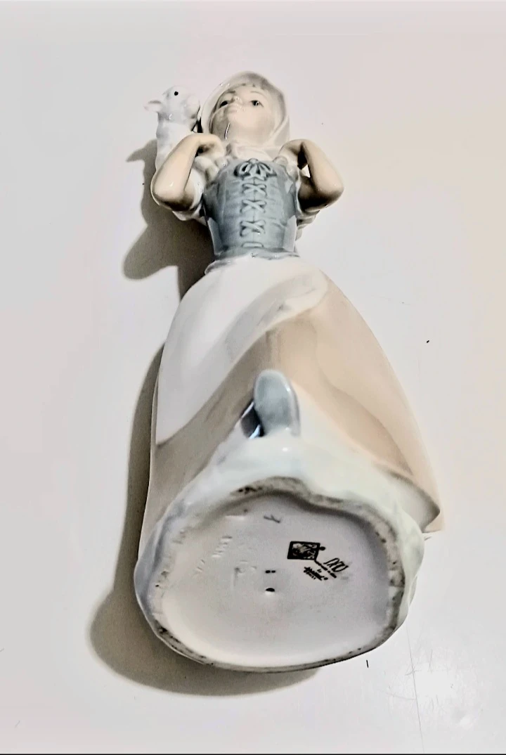 Nao by Lladro Handmade Shepherdess Figurine - photo 5
