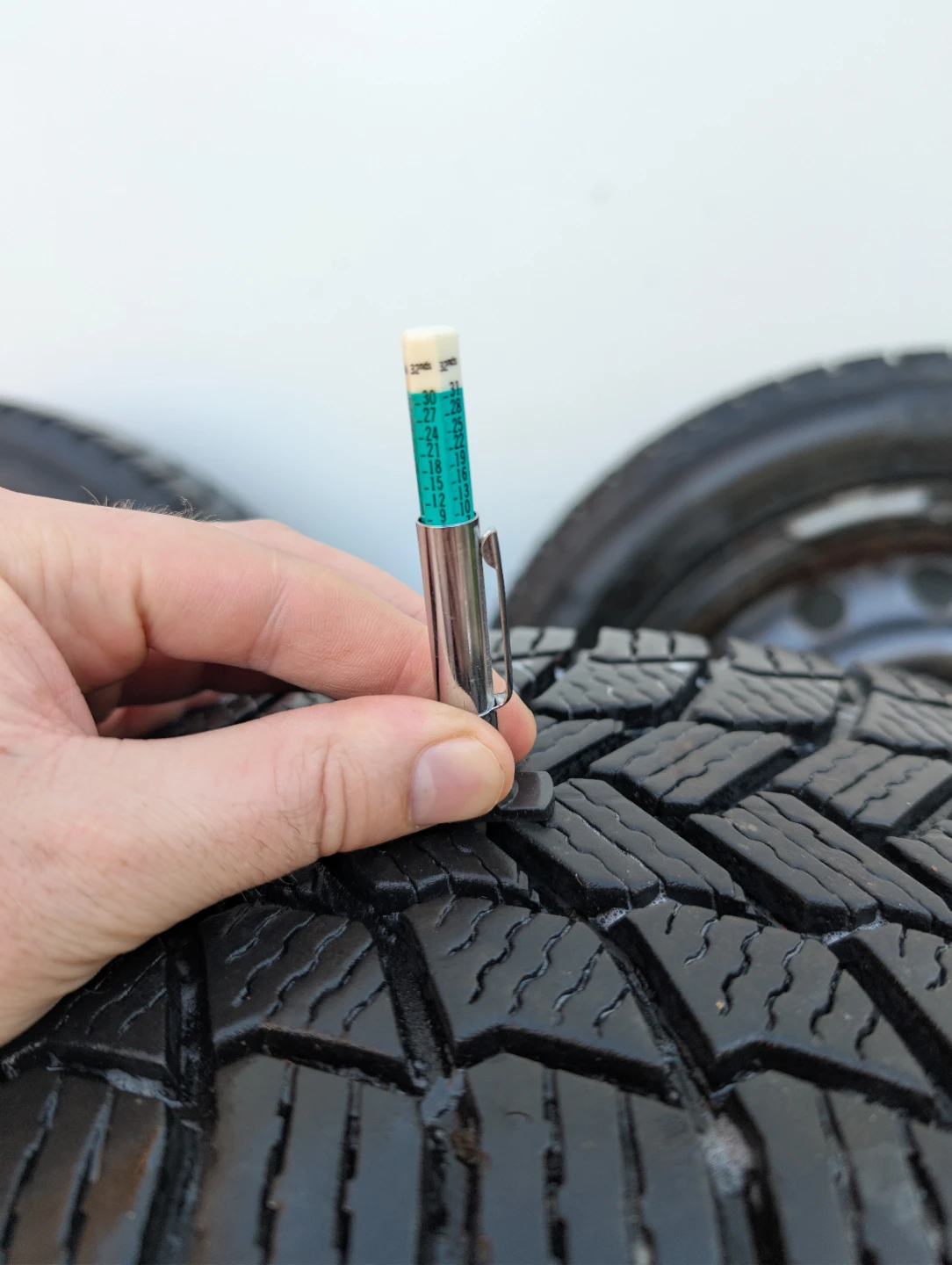 Set of 4 205/55R16 Michelin X-ice snow winter tires - photo 4