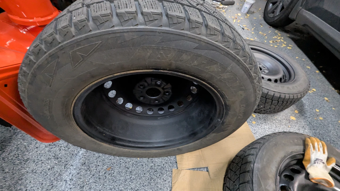 Set of 4 Bridgestone Blizzak DM-V2 Winter Tires - photo 5