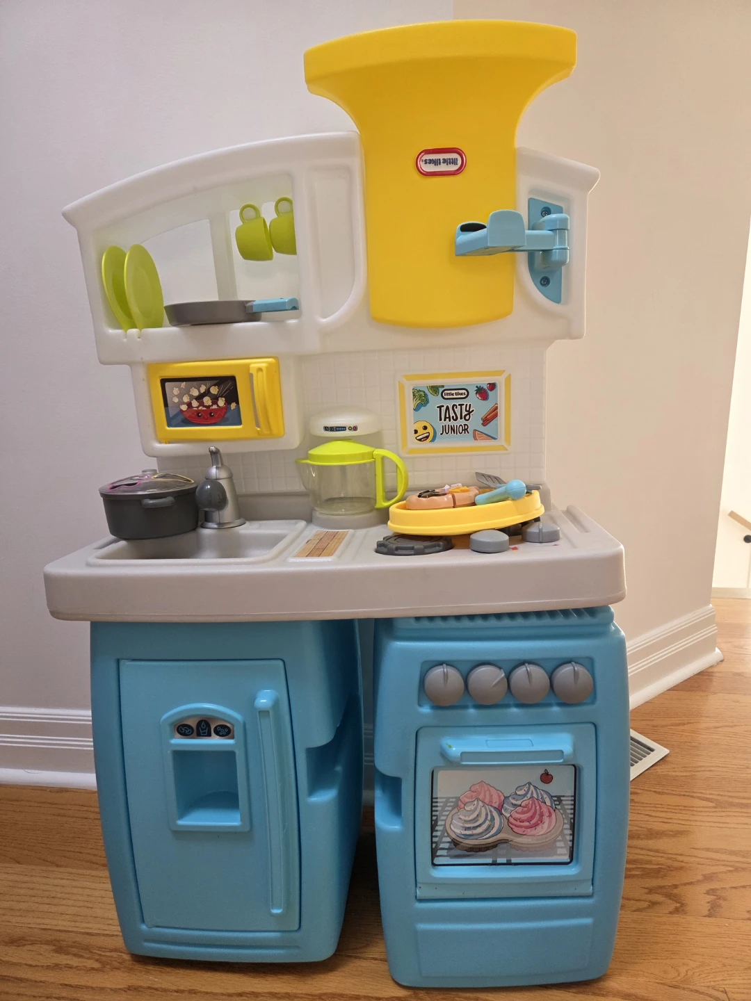 Little Tikes Tasty Junior Pretend Play Kitchen