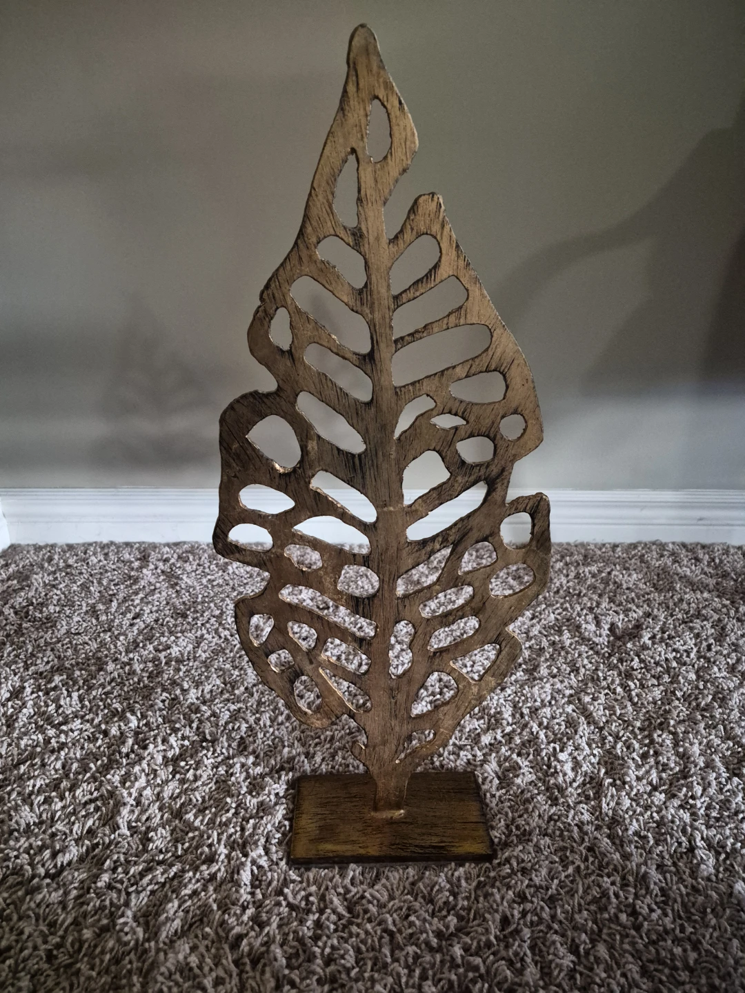 Distressed Sculptured Leaves.Quite heavy.Selling as set for $70 - photo 3