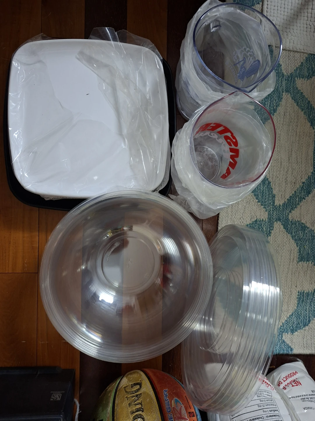 Kitchenware set including mixing bowls and plates
