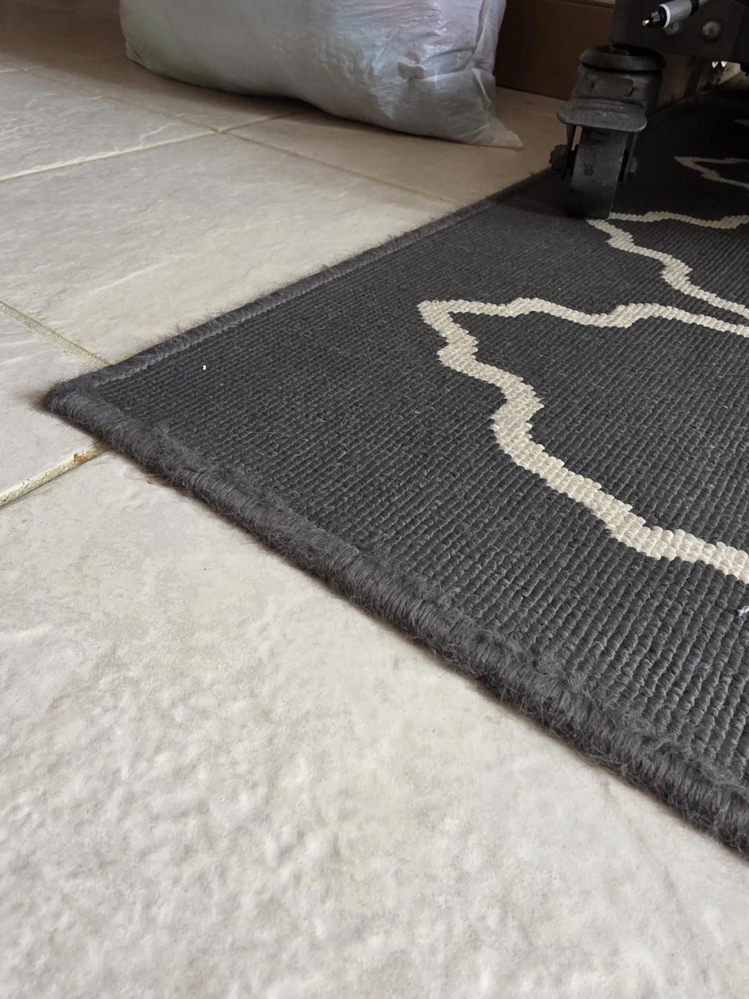 7' x 10' Gray and White Moroccan Pattern outdoor Area Rug - photo 3