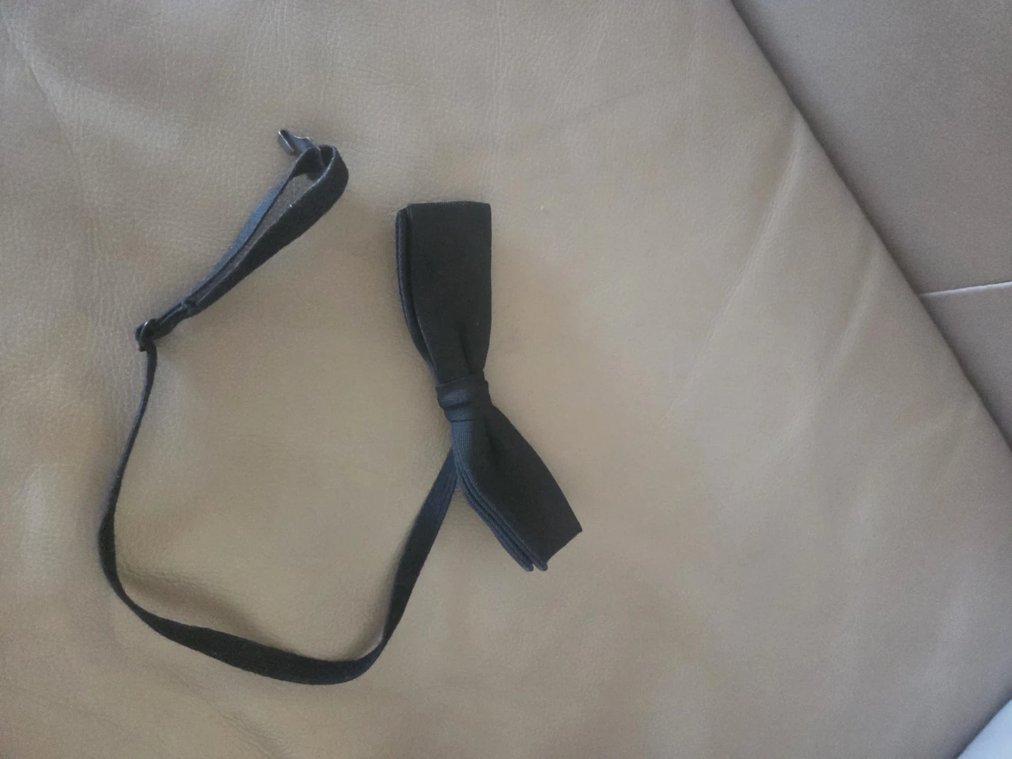 Black adjustable bowtie