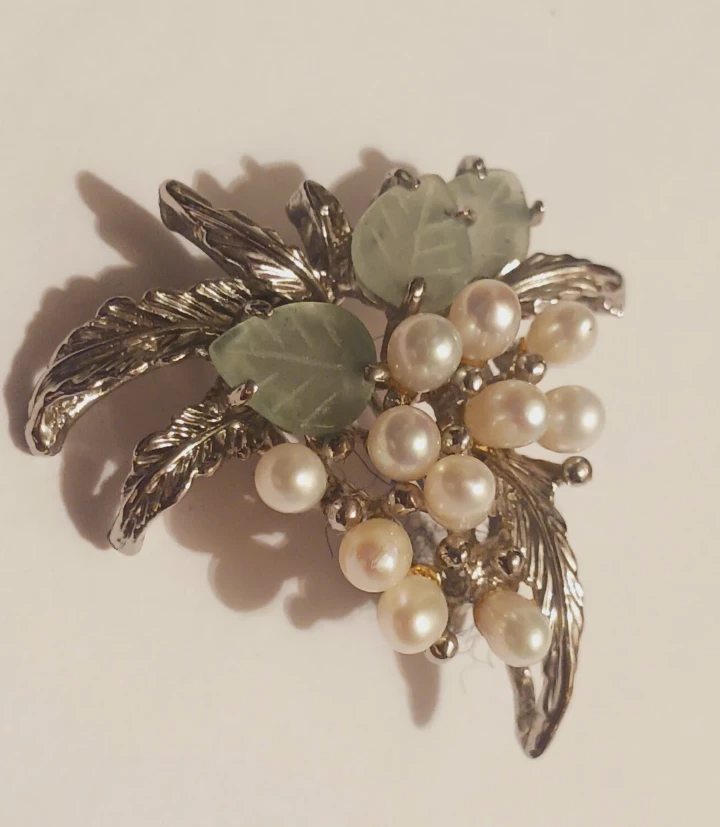 Gorgeous Cluster Grapes Shaped Pearl and Leaf Brooch - photo 3