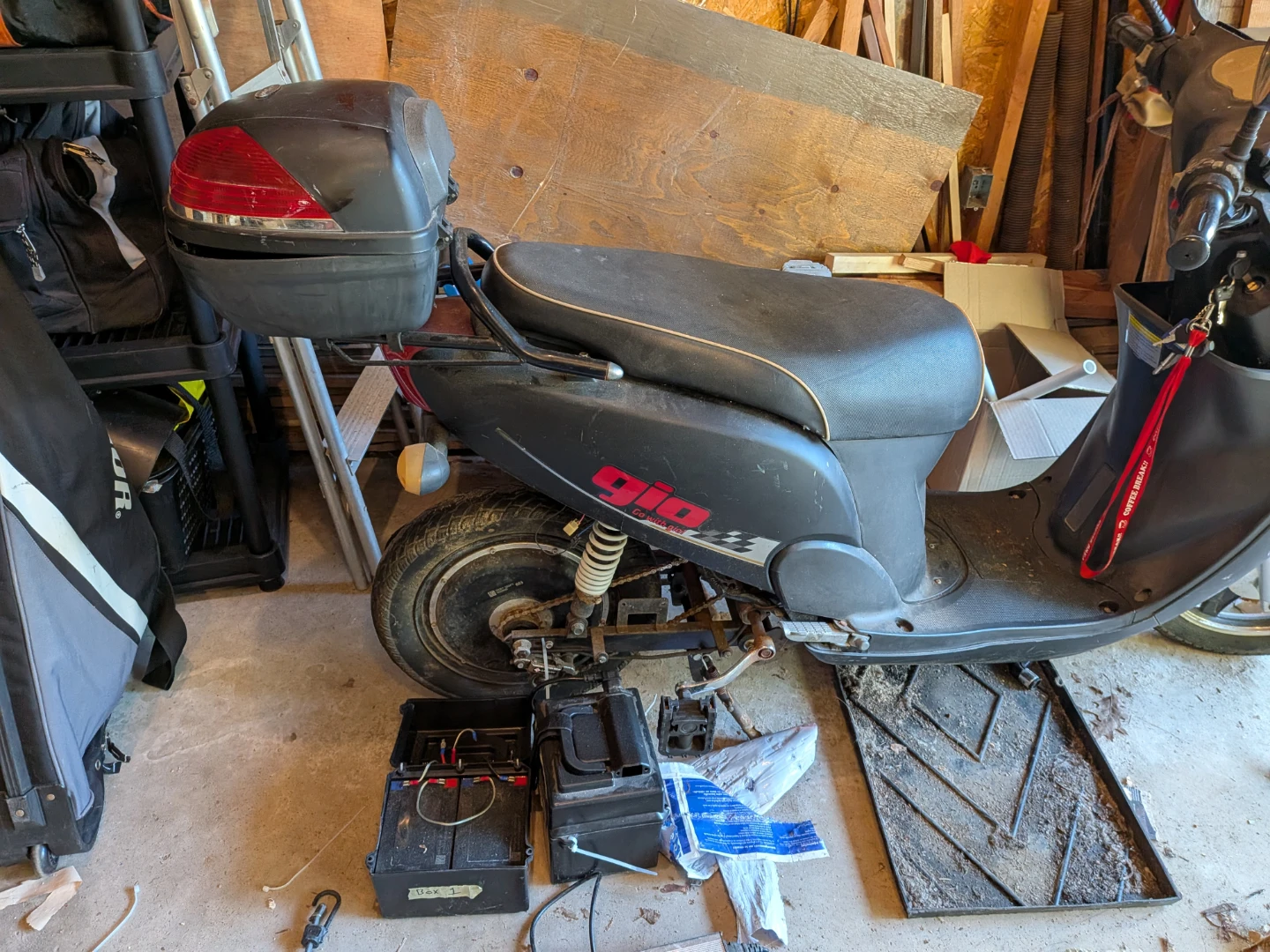 Gio electric scooter with storage case - photo 2