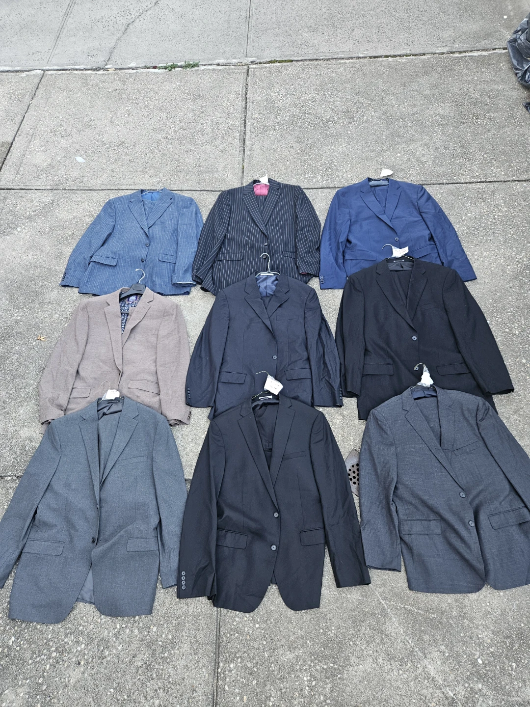 9 used suits and 4 jackets. Size 46R 46L