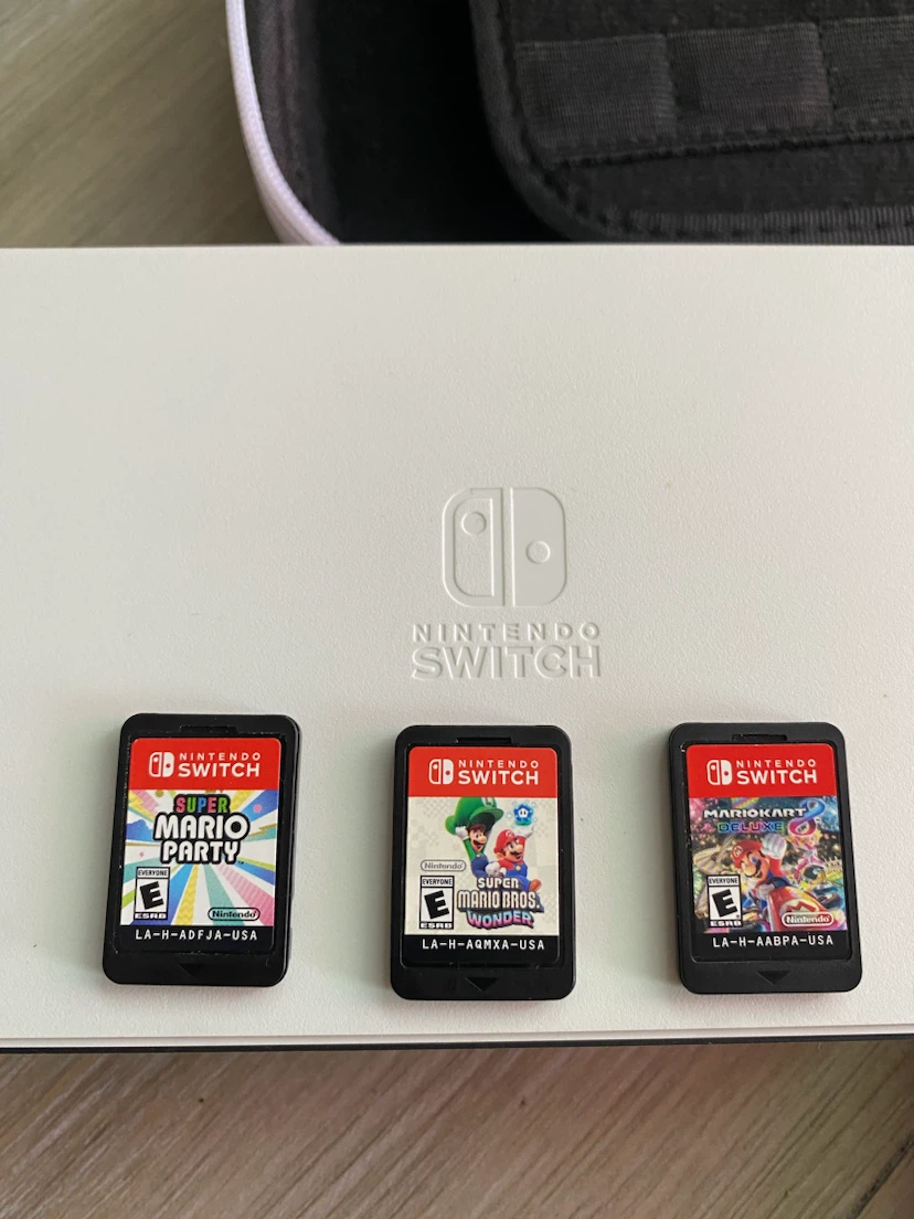 🎮 Nintendo Switch OLED + 3 Mario Games - photo 2