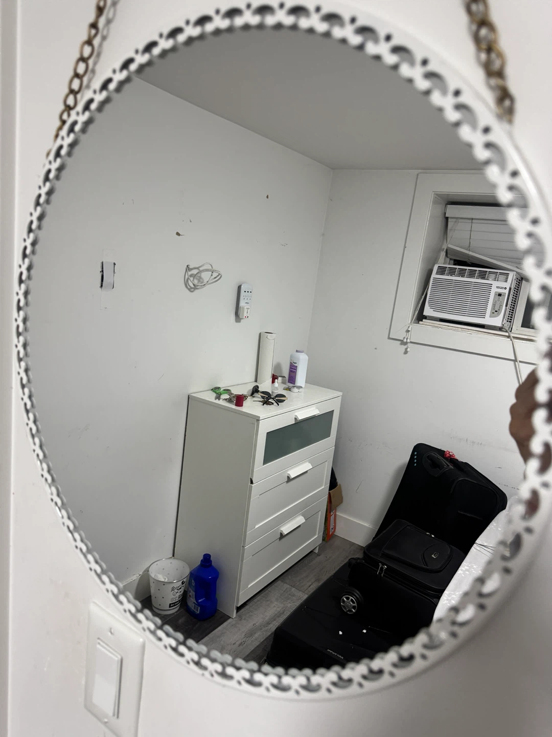 White decorative circular wall mirror - photo 2