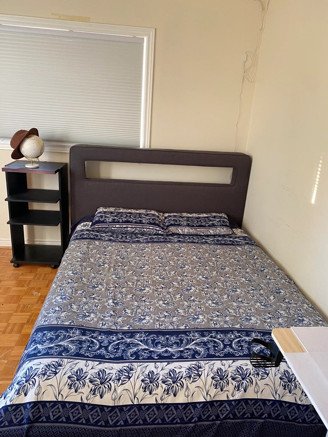 Queen complete barely used bed with mattress