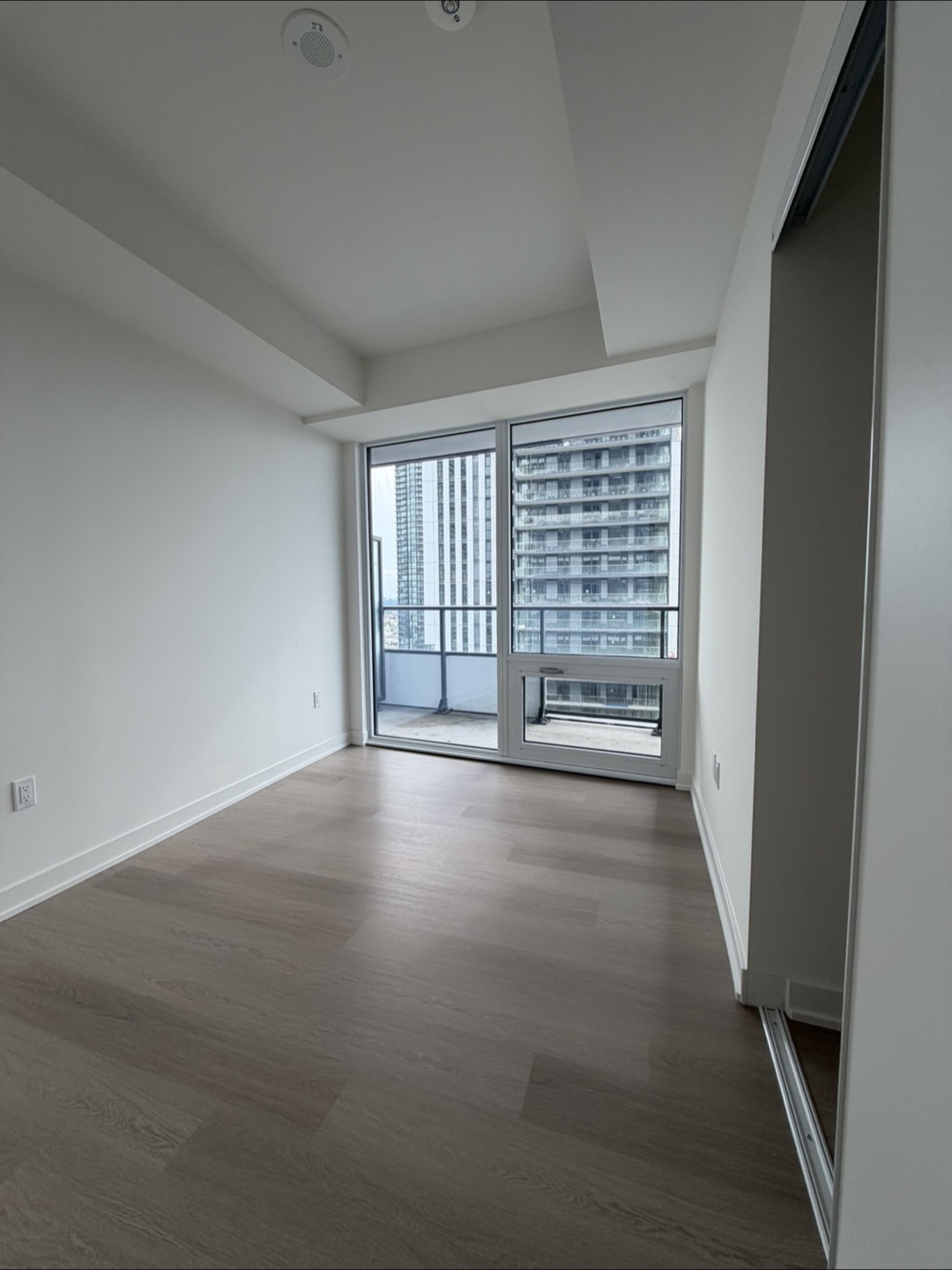 Room for Rent in M City Walking to Square1 Move Today - photo 4
