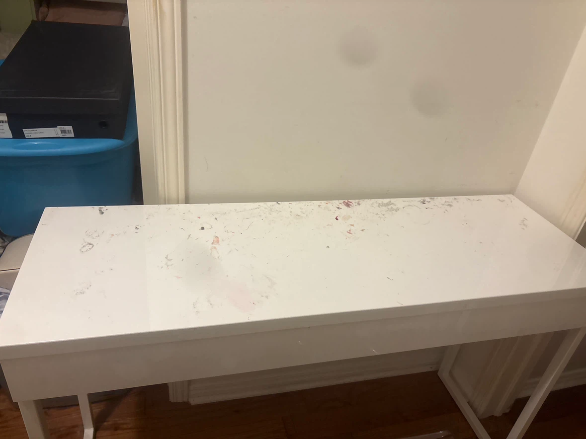 White desk with drawers