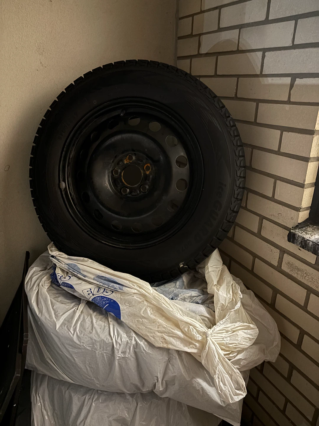 Yokohama IceGuard Winter Tires 225/65R17 - photo 2