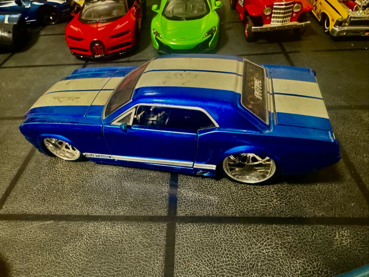 4 Diecast Mustang’s. 1/24th scale. $15 each - photo 5