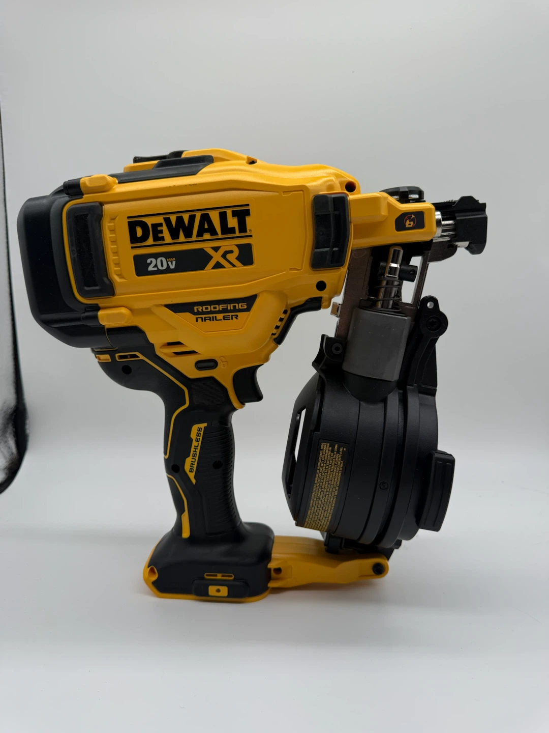 DEWALT 20V MAX XR Cordless Brushless 15-Degree Roofing Nailer - photo 2