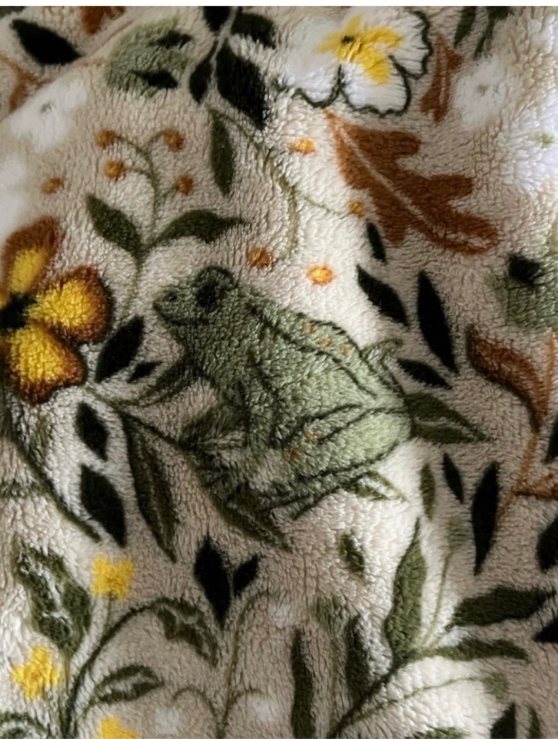 Leapin' Lounge Floral Toads Plush Throw - photo 3