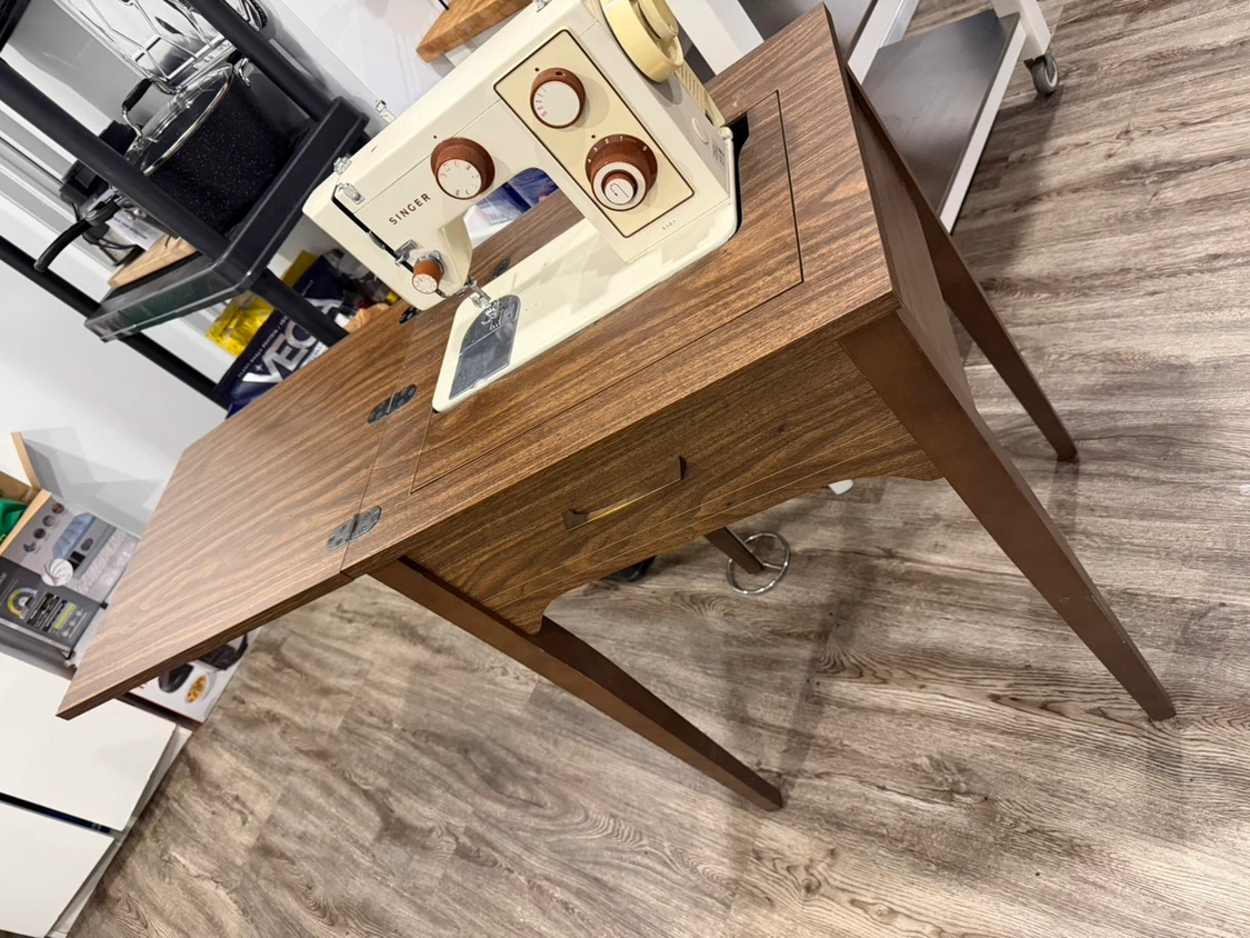 Singer 5107 Sewing Machine with Wood Cabinet - photo 2