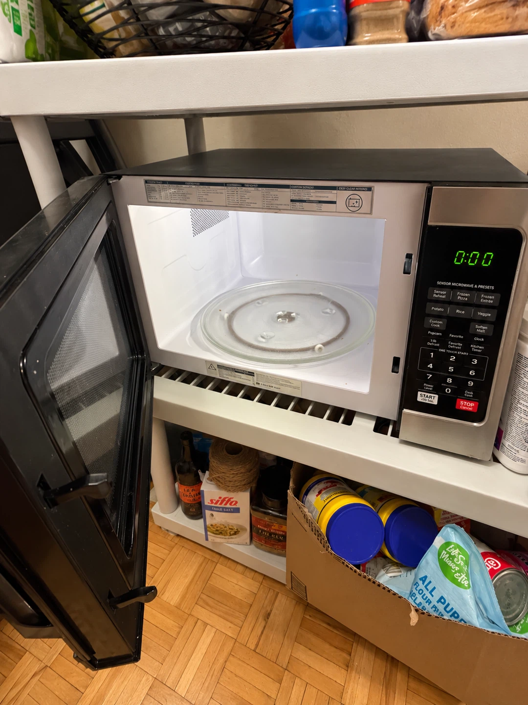 Toshiba Microwave – Excellent Condition - photo 2