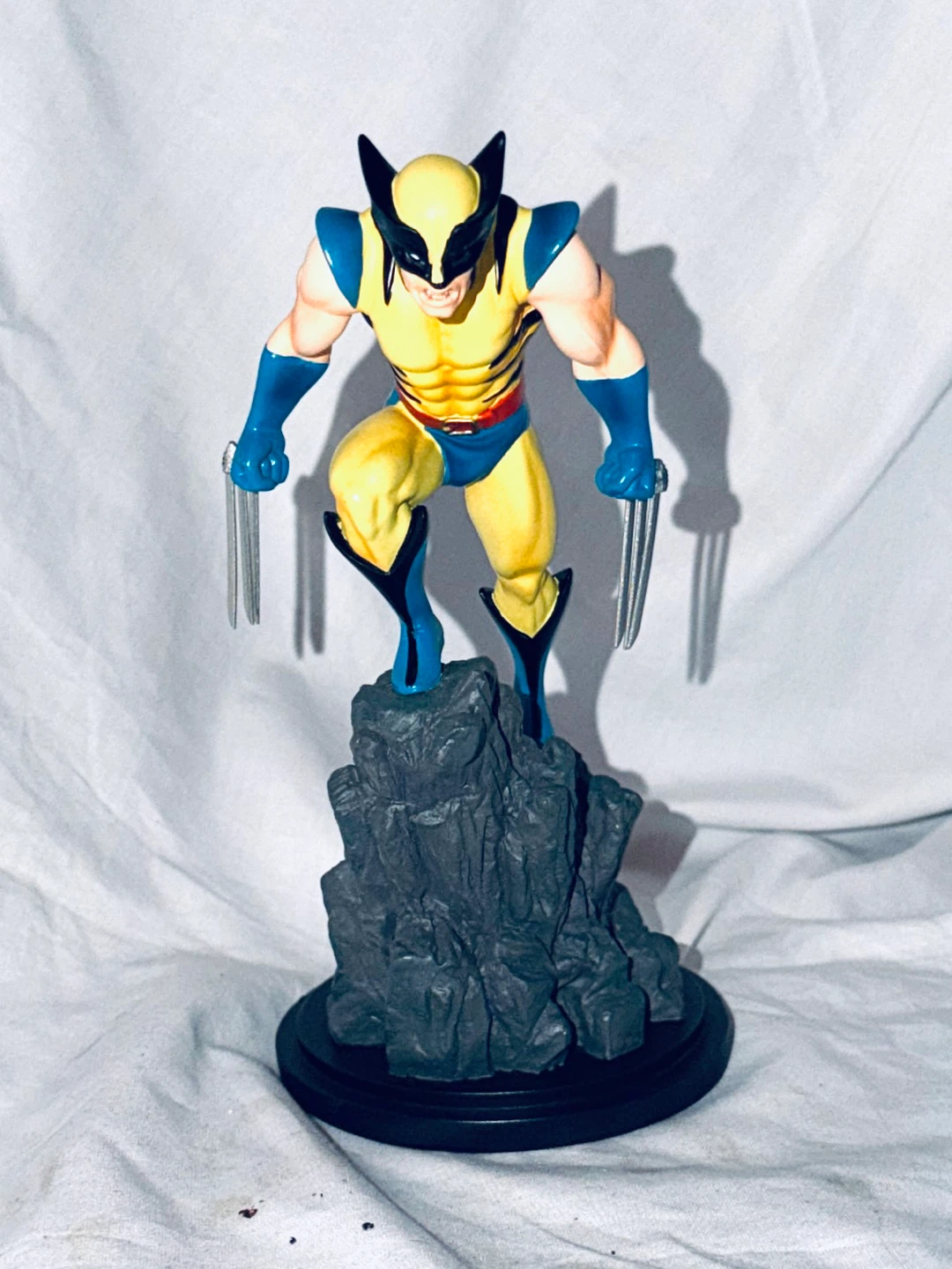 Bowen Designs mini  Wolverine Mini Statue yellow blue outfit - photo 2
