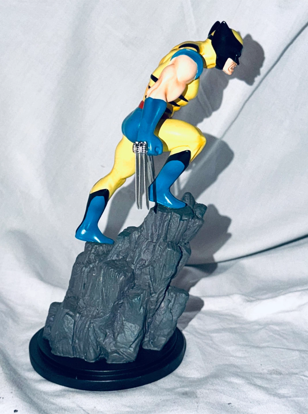 Bowen Designs mini  Wolverine Mini Statue yellow blue outfit - photo 3