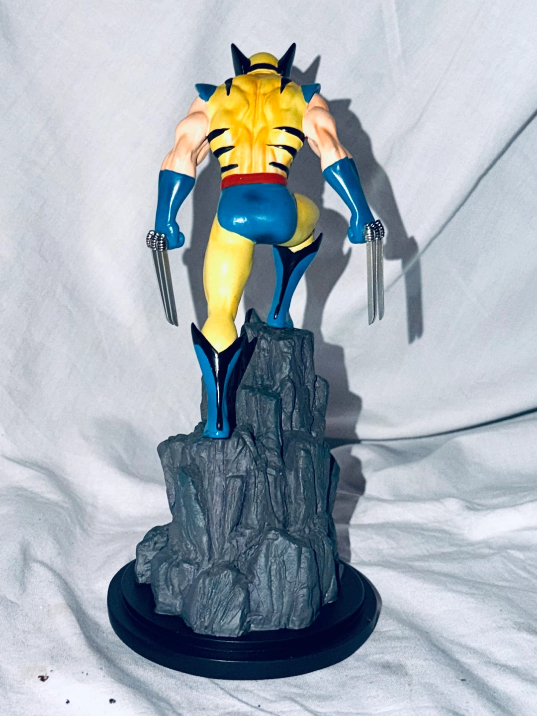 Bowen Designs mini  Wolverine Mini Statue yellow blue outfit - photo 4