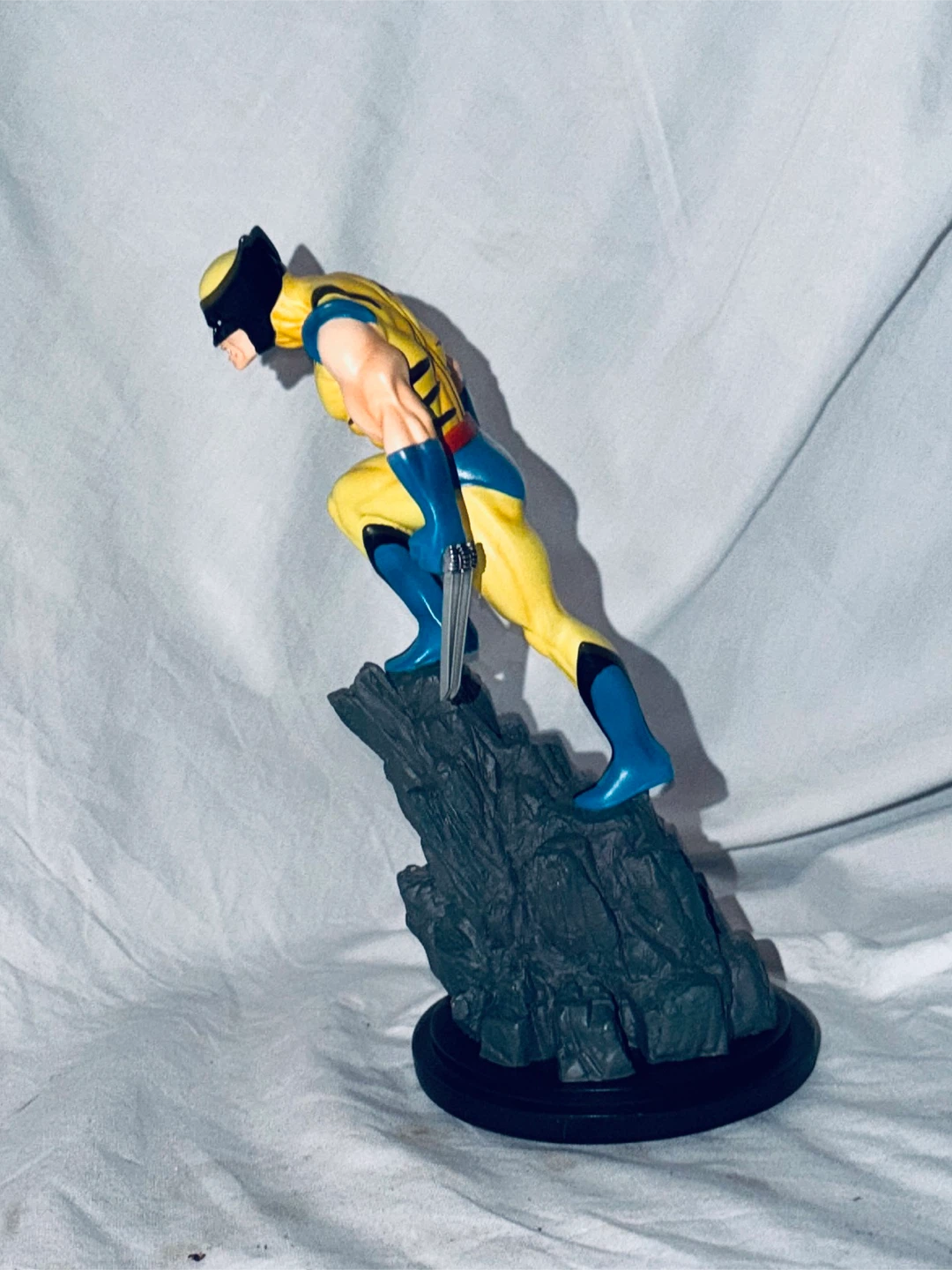 Bowen Designs mini  Wolverine Mini Statue yellow blue outfit - photo 5