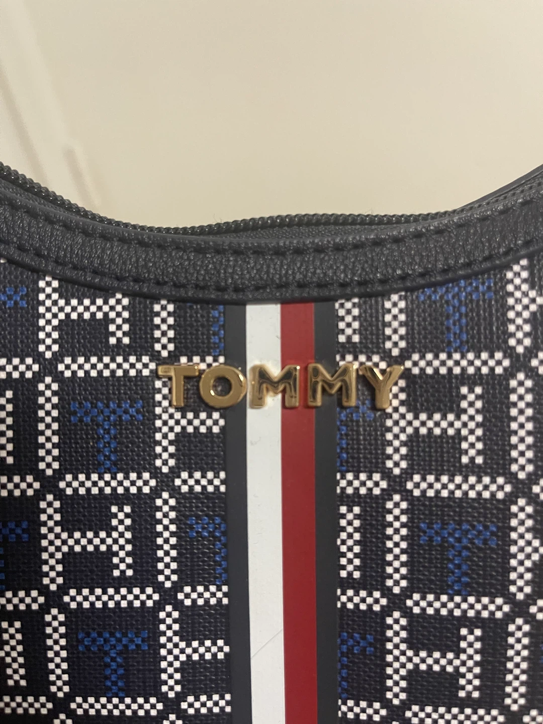 Tommy Hilfiger Monogram Shoulder Bag - photo 4