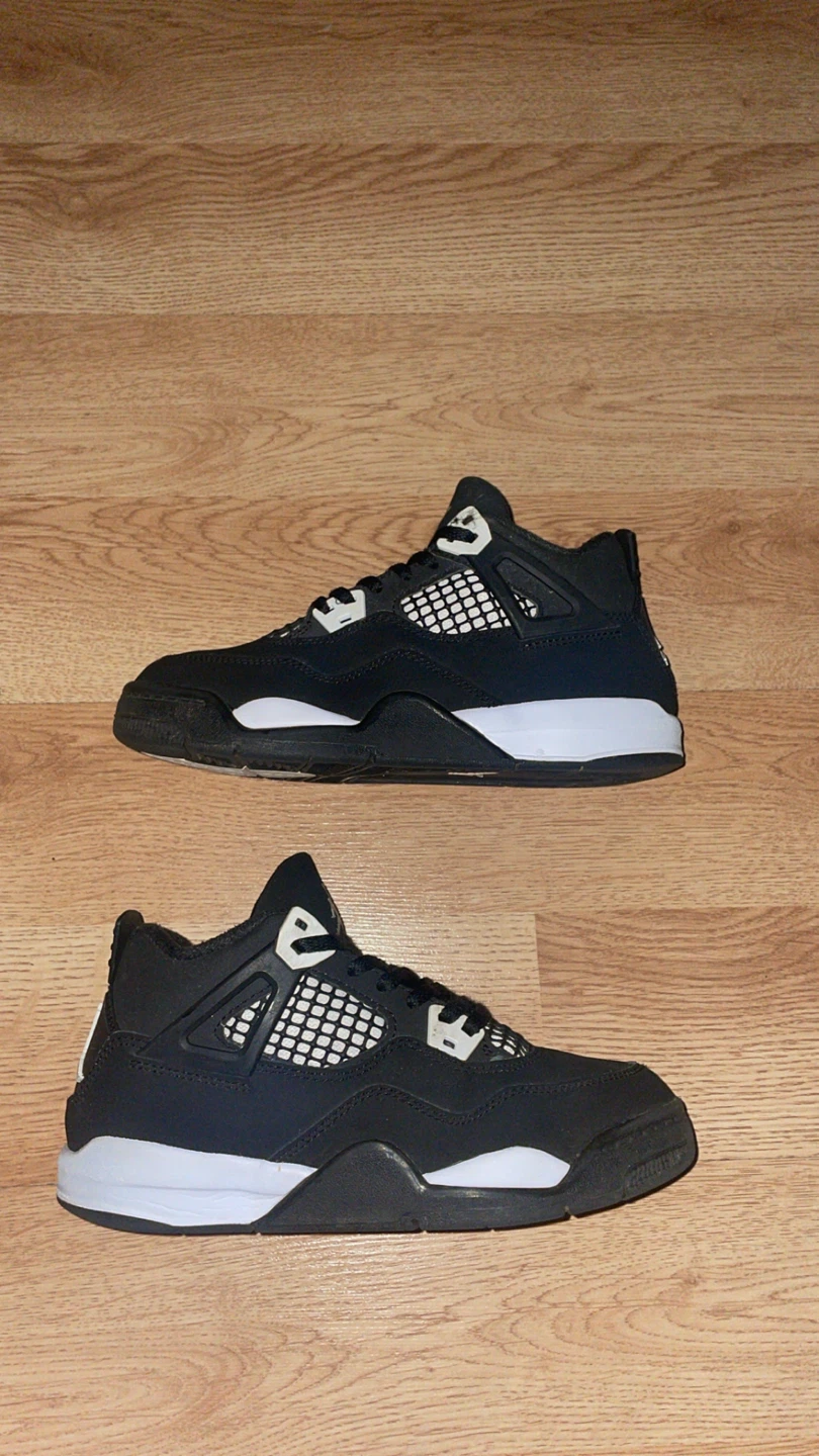 Size 2y Jordan 4 white thunder 20$
