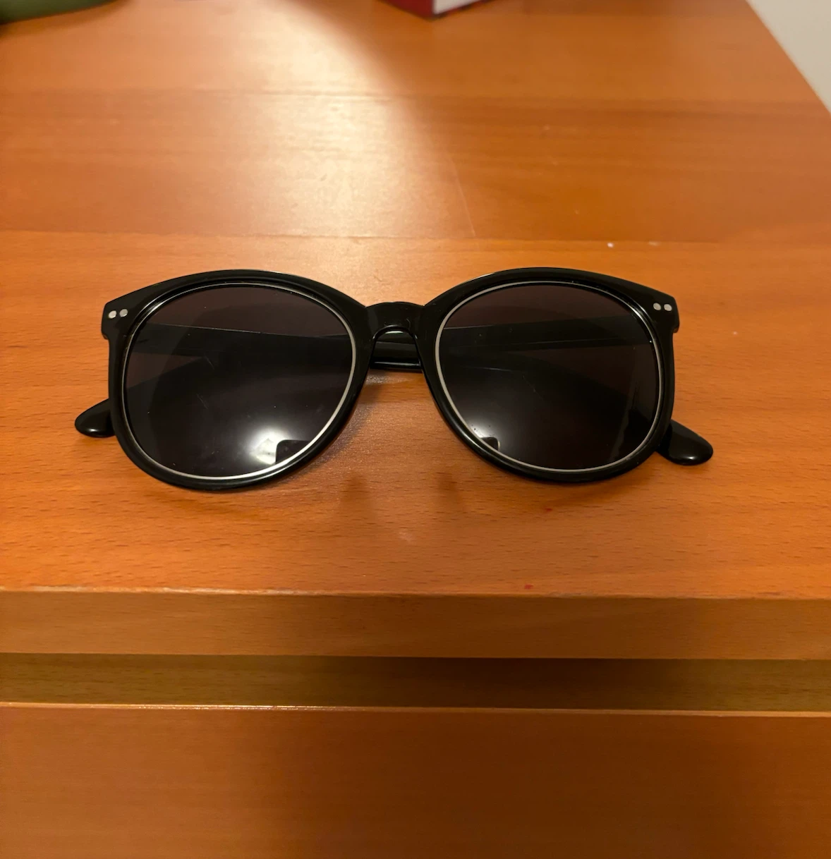 Black round sunglasses