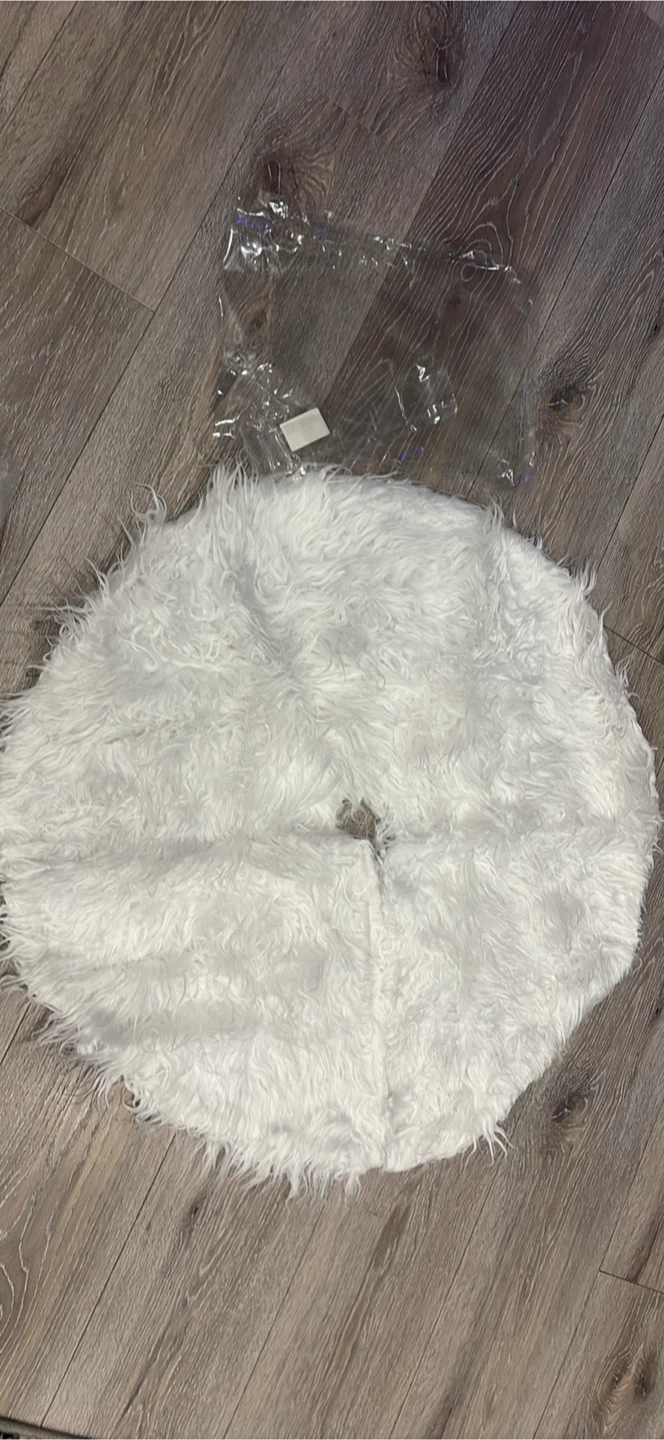 Brand new White Faux Fur Christmas Tree Skirt - photo 4