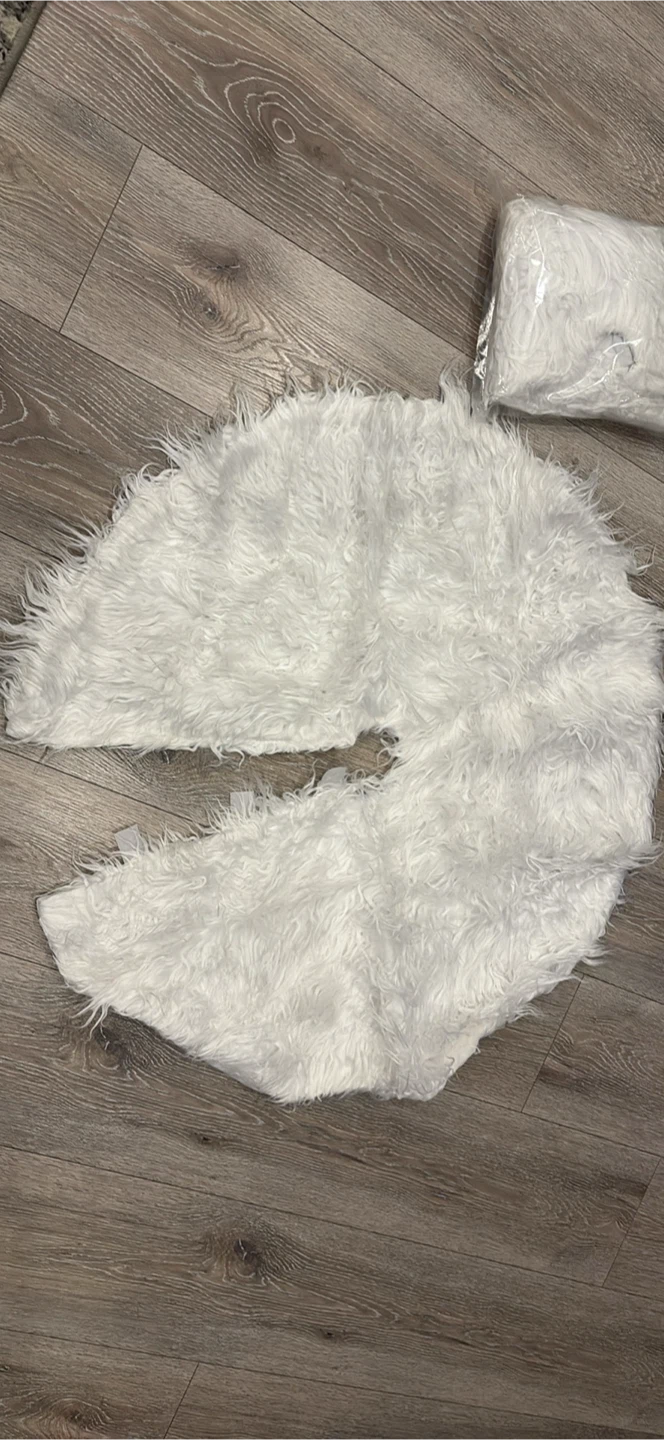 Brand new White Faux Fur Christmas Tree Skirt - photo 5