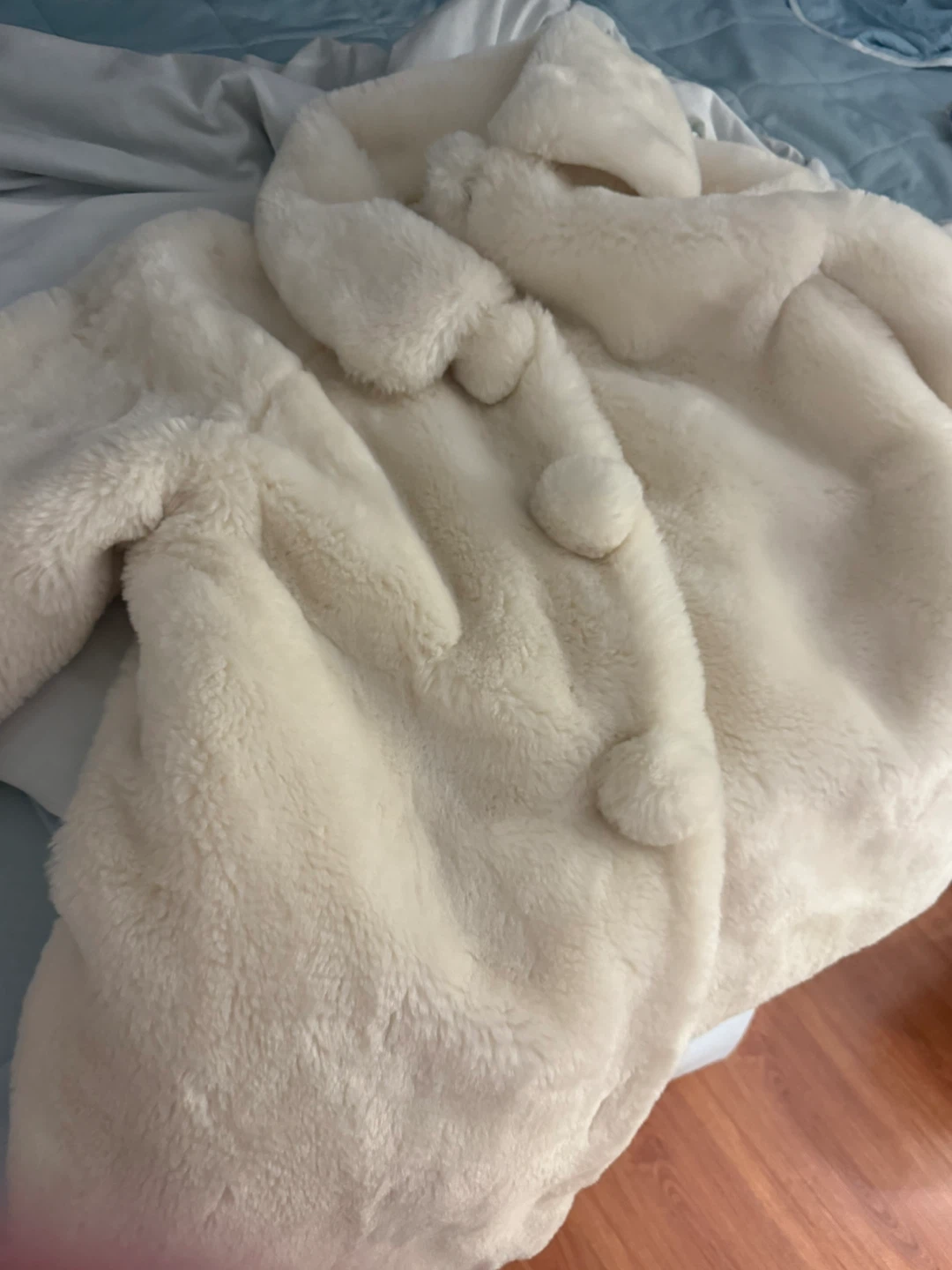 Big Ivory Pompom Fur Coat - photo 4