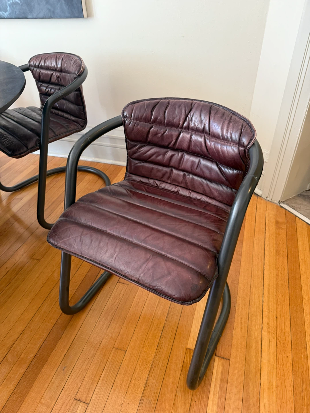 Round walnut Dining Table and 6 Leather Chairs - photo 3