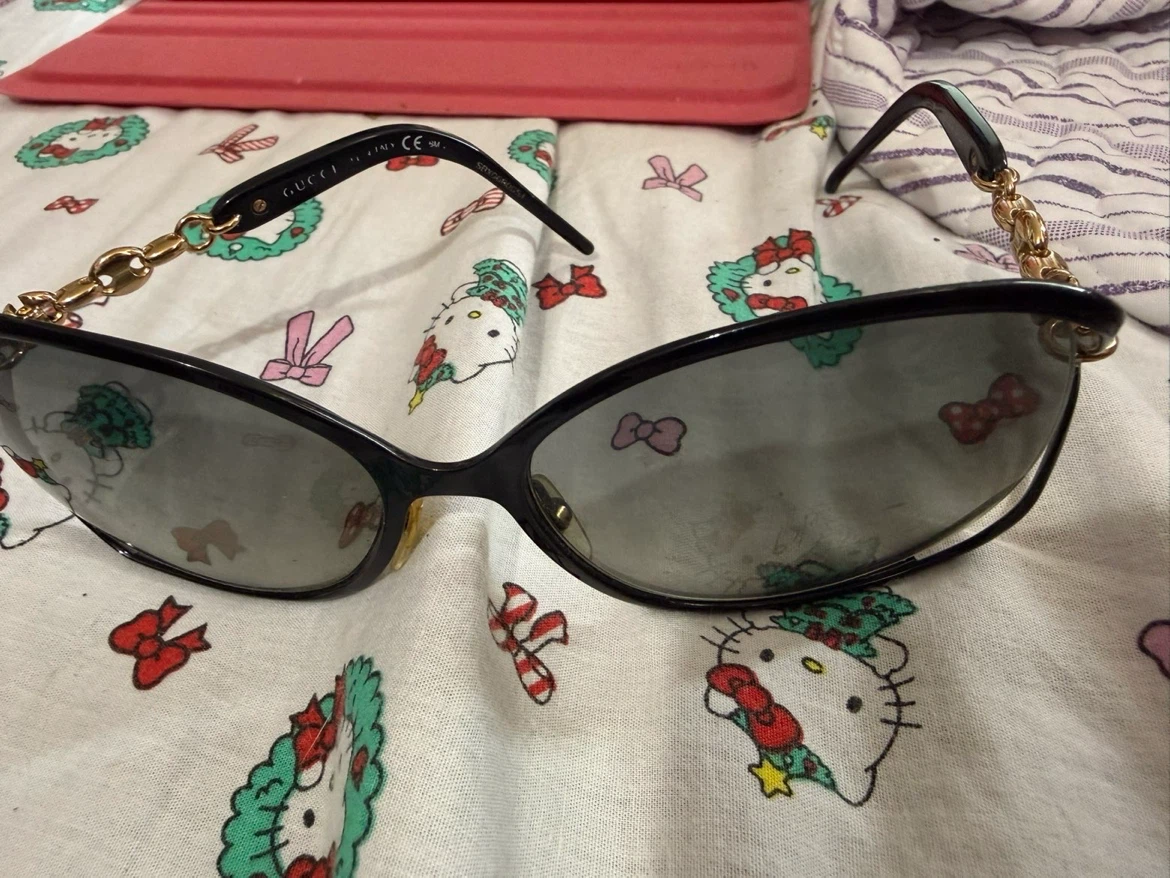 Gucci sunglasses with gold-tone chain detail - photo 3