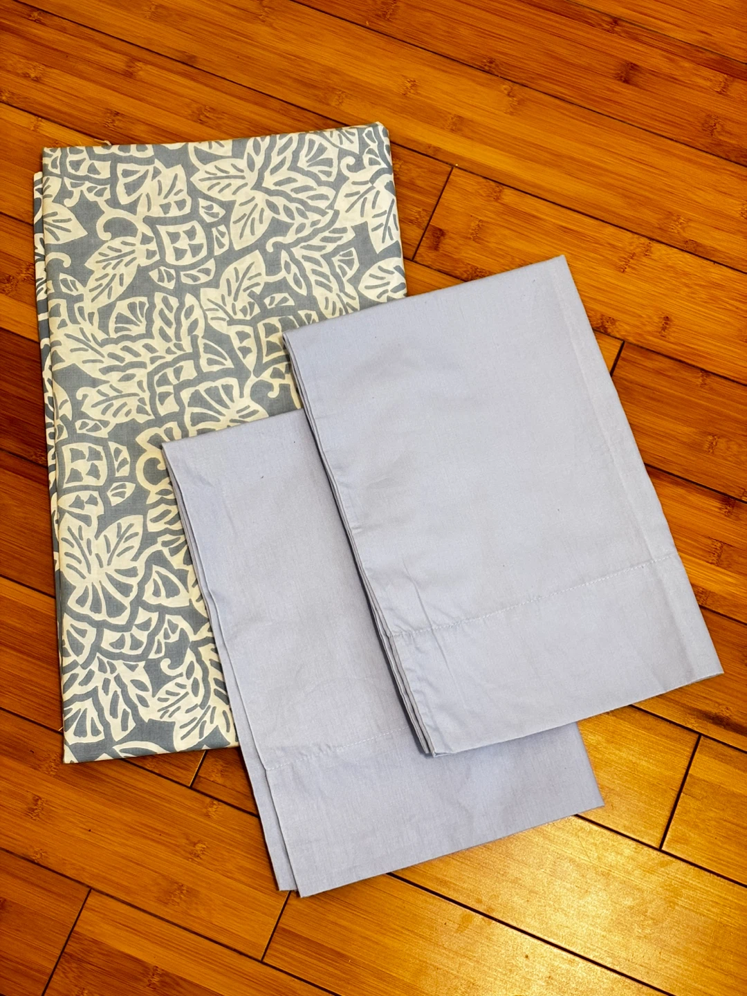 Set of Two Pillowcases & bed sheet