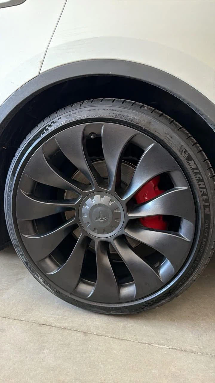 New-Model Y Performance Uberturbine 21 inch Tires