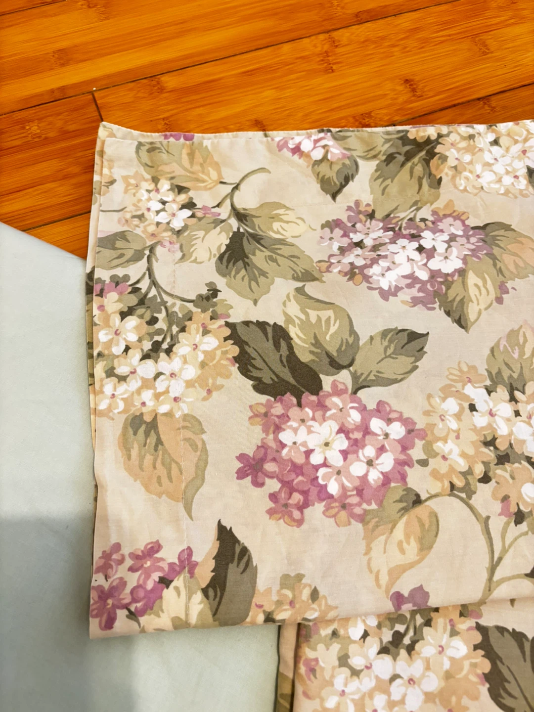 Two Floral Pillow cases and Solid bed sheet - photo 2