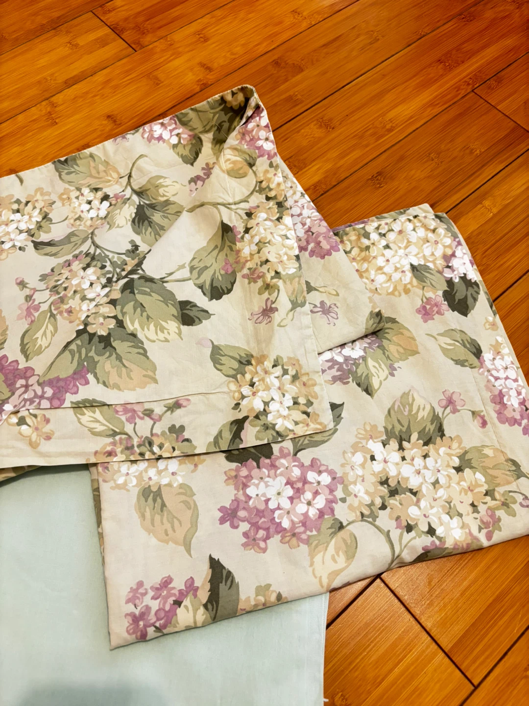 Two Floral Pillow cases and Solid bed sheet - photo 3